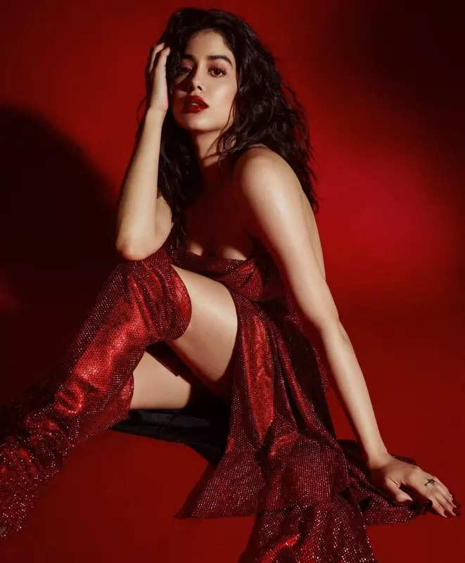 Janhvi Kapoor sends the internet into a meltdown in a white bodycon mini dress, see pictures