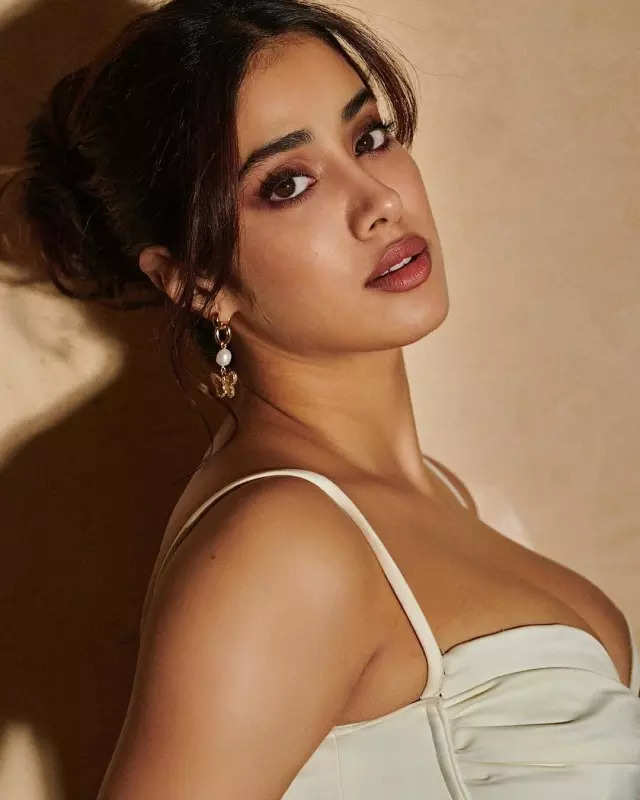 Janhvi Kapoor sends the internet into a meltdown in a white bodycon mini dress, see pictures