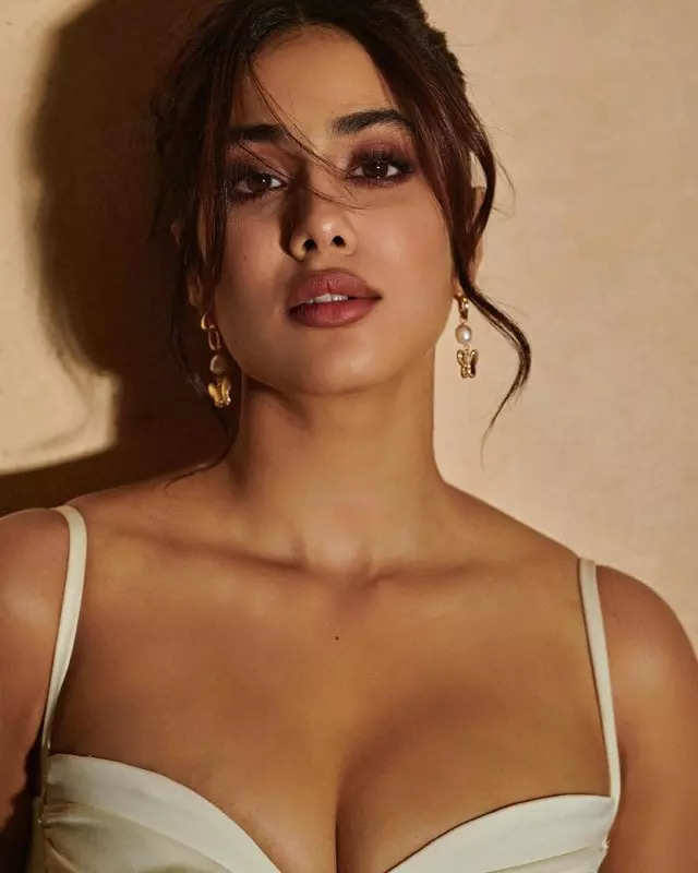 Janhvi Kapoor sends the internet into a meltdown in a white bodycon mini dress, see pictures