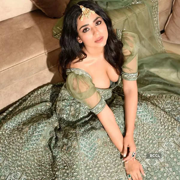 Soundarya Sharma makes heads turn with her bewitching photoshoots
