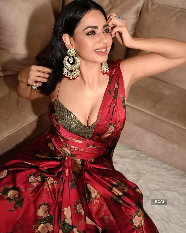 Soundarya Sharma flaunts her toned body in these new captivating pictures