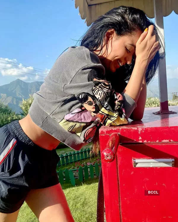 Soundarya Sharma flaunts her toned body in these new captivating pictures