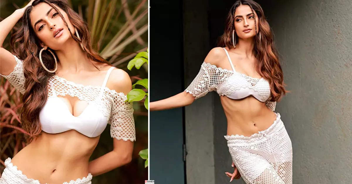 Shweta Tiwari’s daughter Palak sends social media into tizzy in white bralette and matching pants