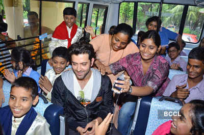 Hrithik donates bus to Dilkhush school