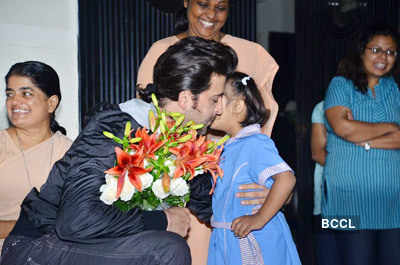 Hrithik donates bus to Dilkhush school