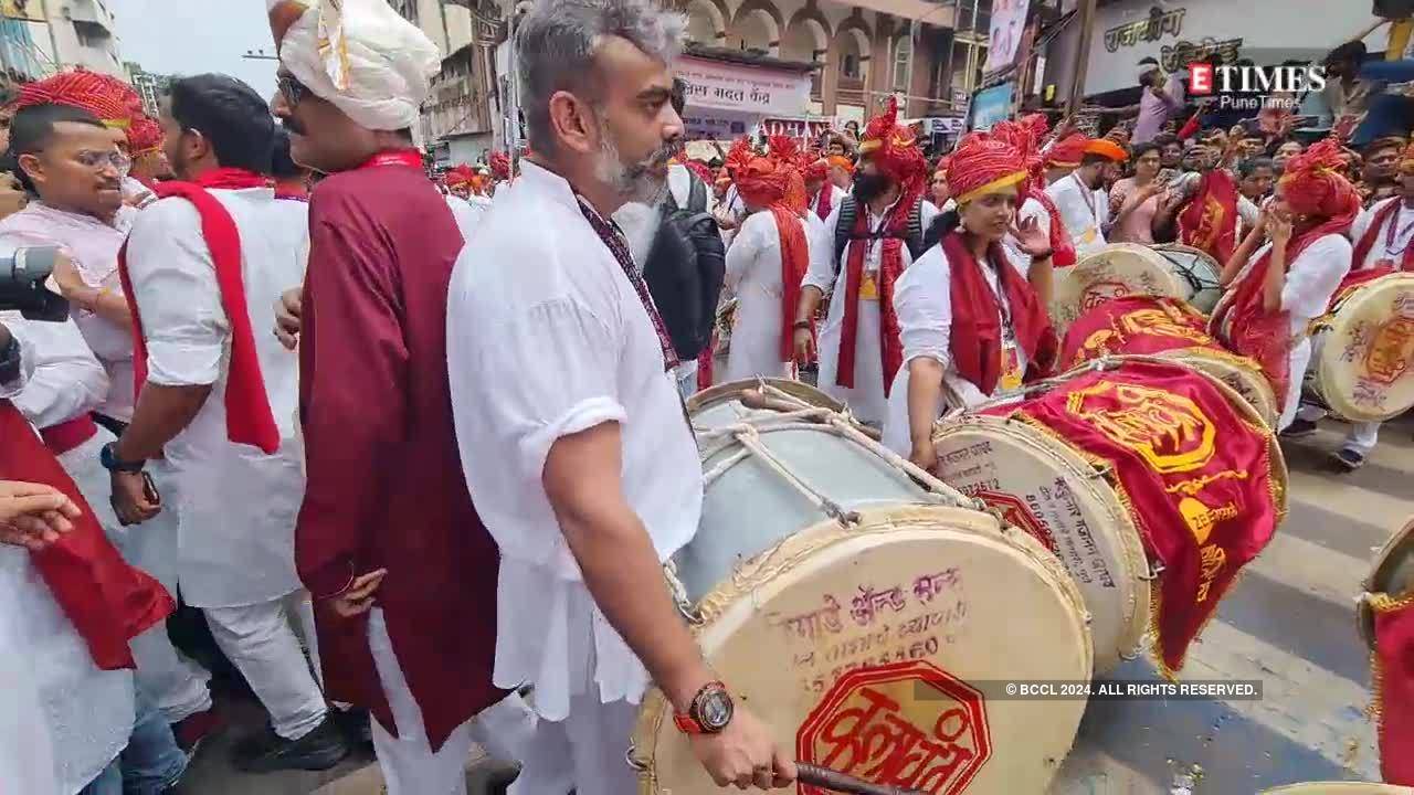 Actor Aastad Kale was spotted enjoying playing dhol during the Ganeshotsav  visarjan procession | Entertainment - Times of India Videos