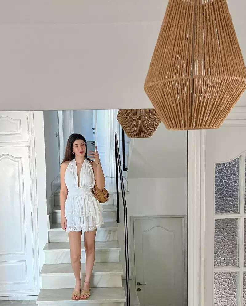 &lsquo;Aqua Baby&rsquo; Shanaya Kapoor teases fans with her new pool pictures from her exotic vacation