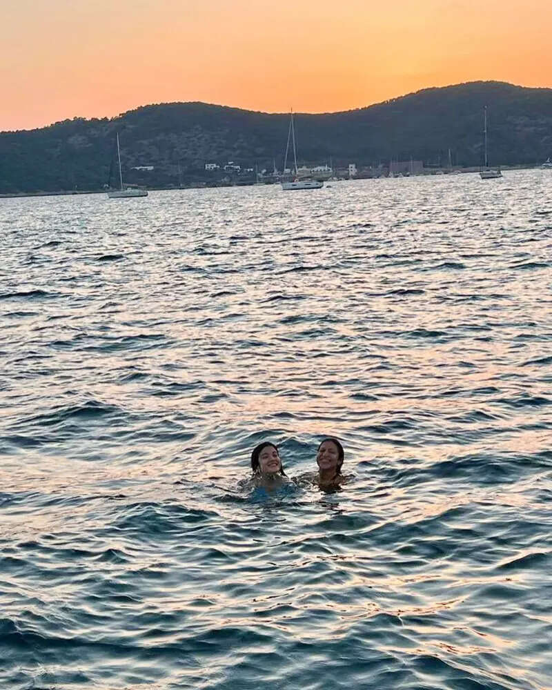 &lsquo;Aqua Baby&rsquo; Shanaya Kapoor teases fans with her new pool pictures from her exotic vacation