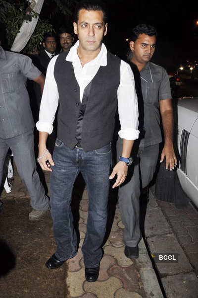 Salman Khan Arrives At The Birthday Bash Of Arbaaz Khan At Olive ...