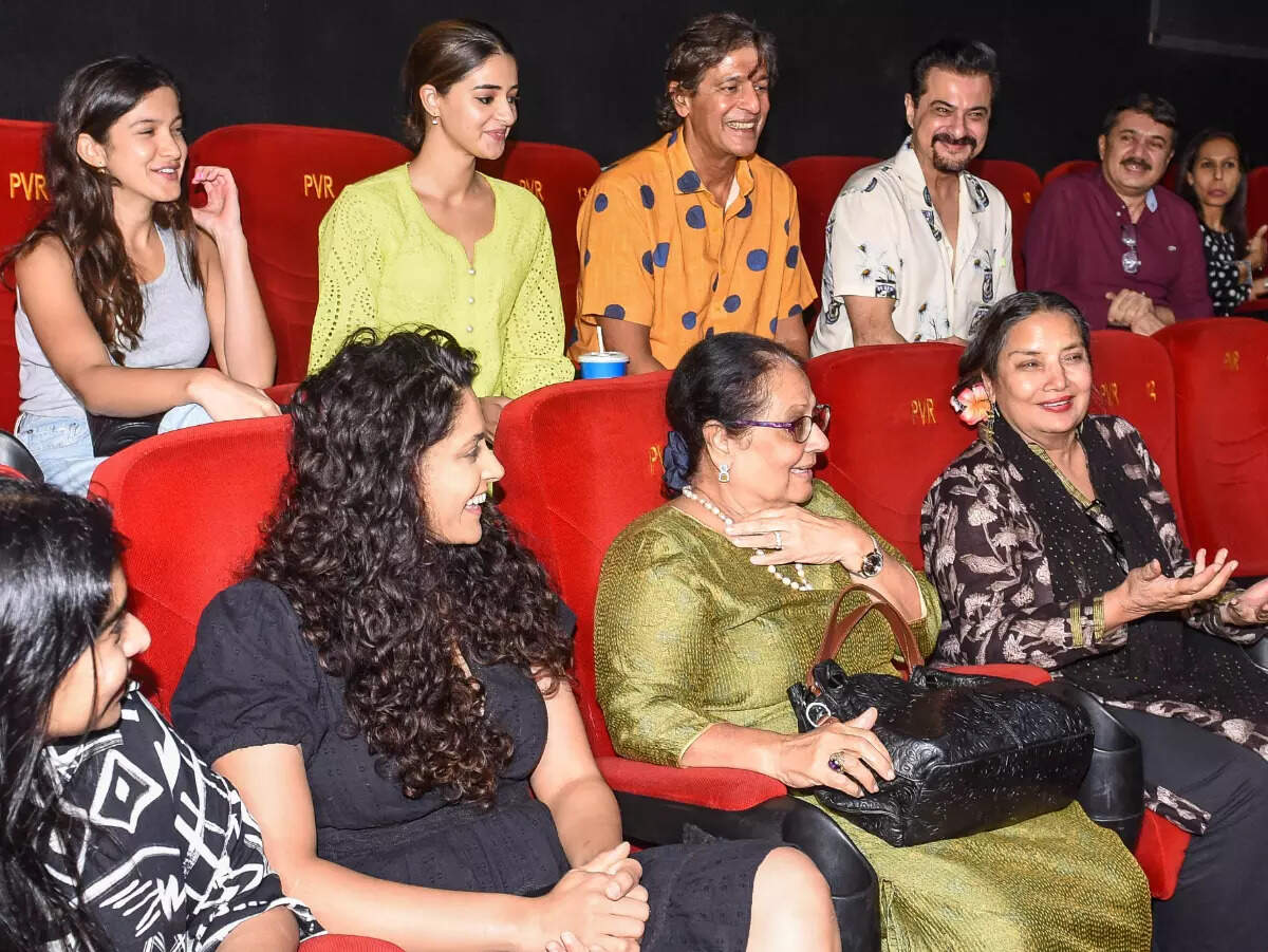 मशहूर हस्तियों ने अमर अकबर एंथनी की स्क्रीनिंग का आनंद लिया