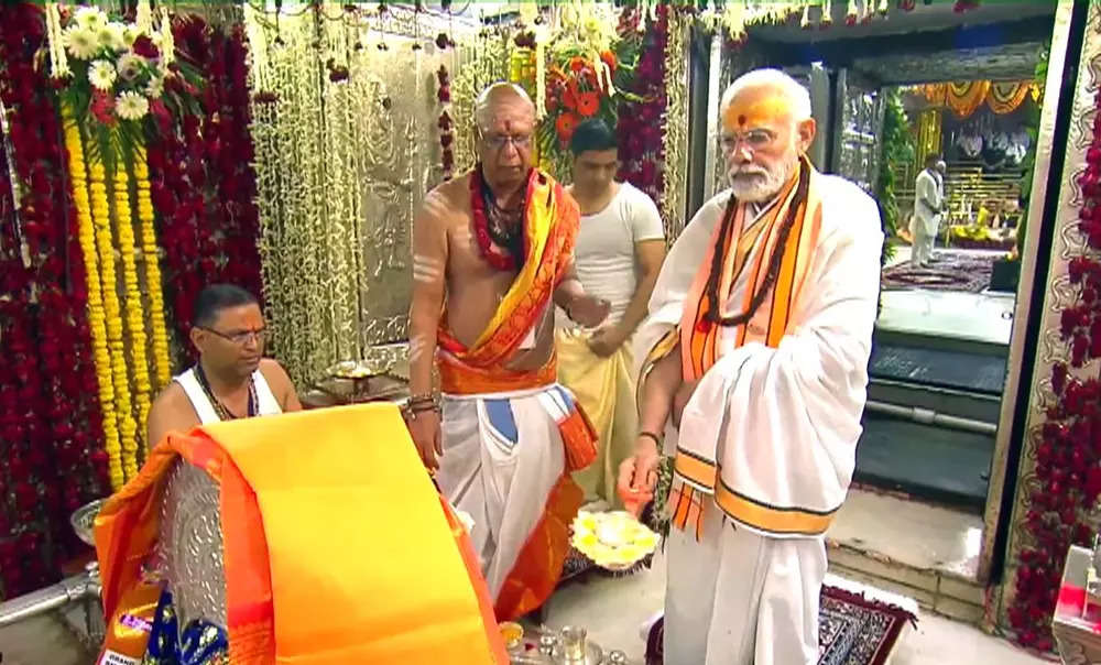 PM Modi inaugurates Mahakal Lok corridor at Mahakaleshwar temple in ...