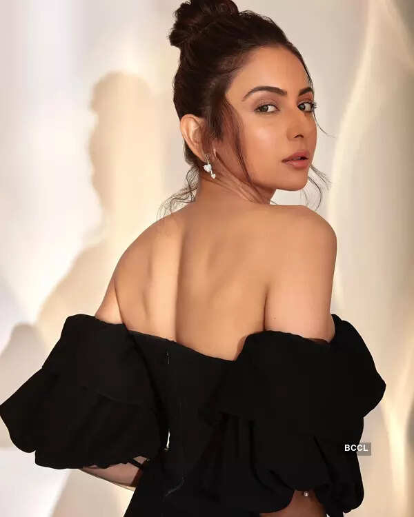 These pictures of Rakul Preet Singh in multi-coloured crop-top and navy blue pants break the internet