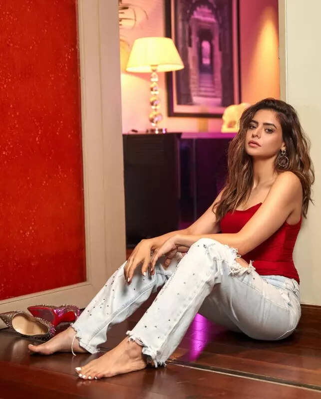 <BR> sets the temperature soaring with these pictures!