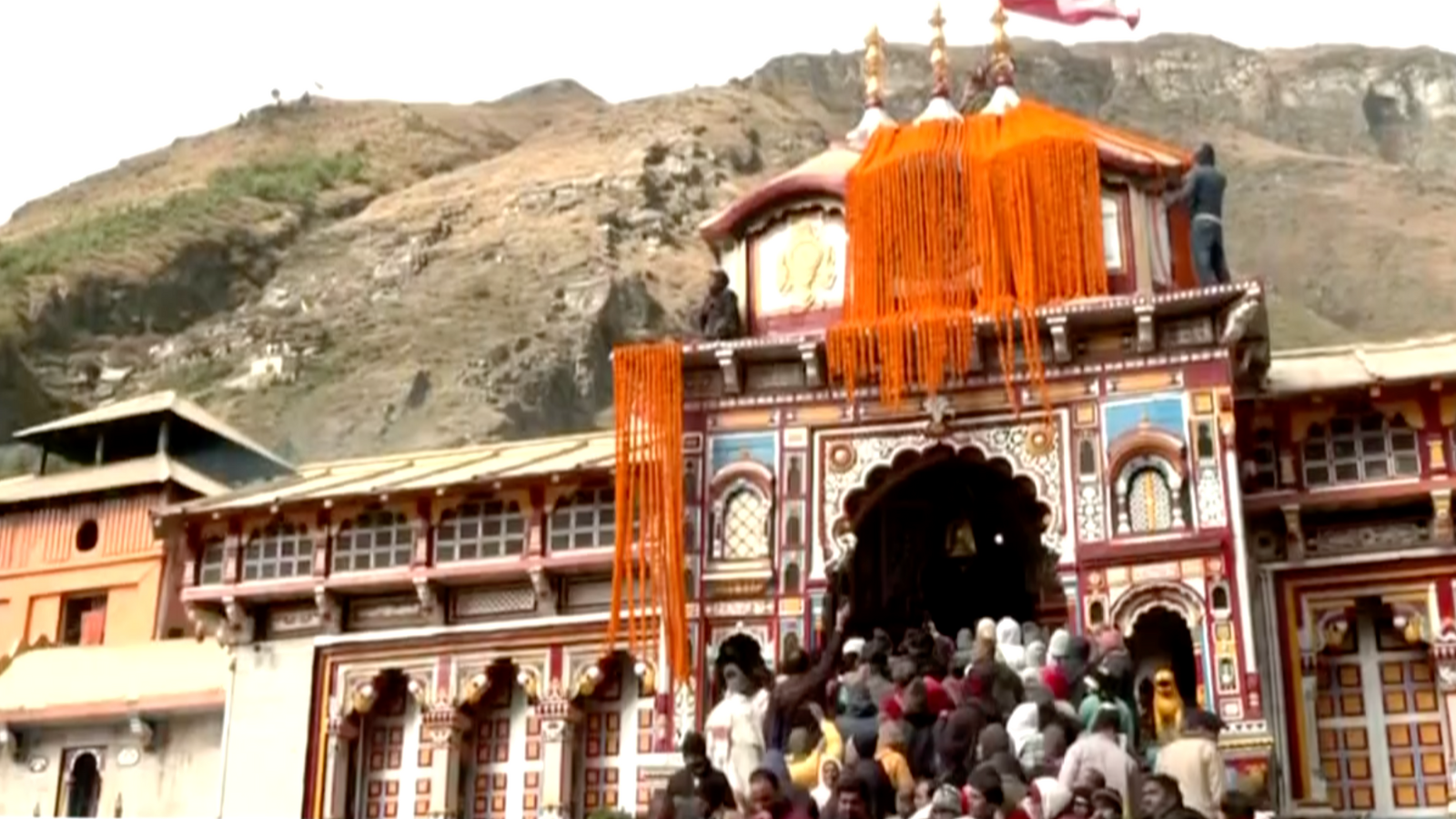 Badrinath Temple: Preparations In Full Swing At Badrinath Temple Ahead ...