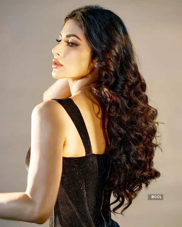 These pictures of Mouni Roy in black corset dress will leave you mesmerised!