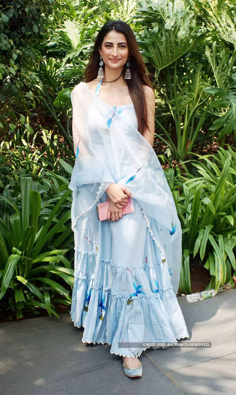 #ETimesSnapped: From Janhvi Kapoor to Palak Tiwari, paparazzi pictures of your favourite celebs