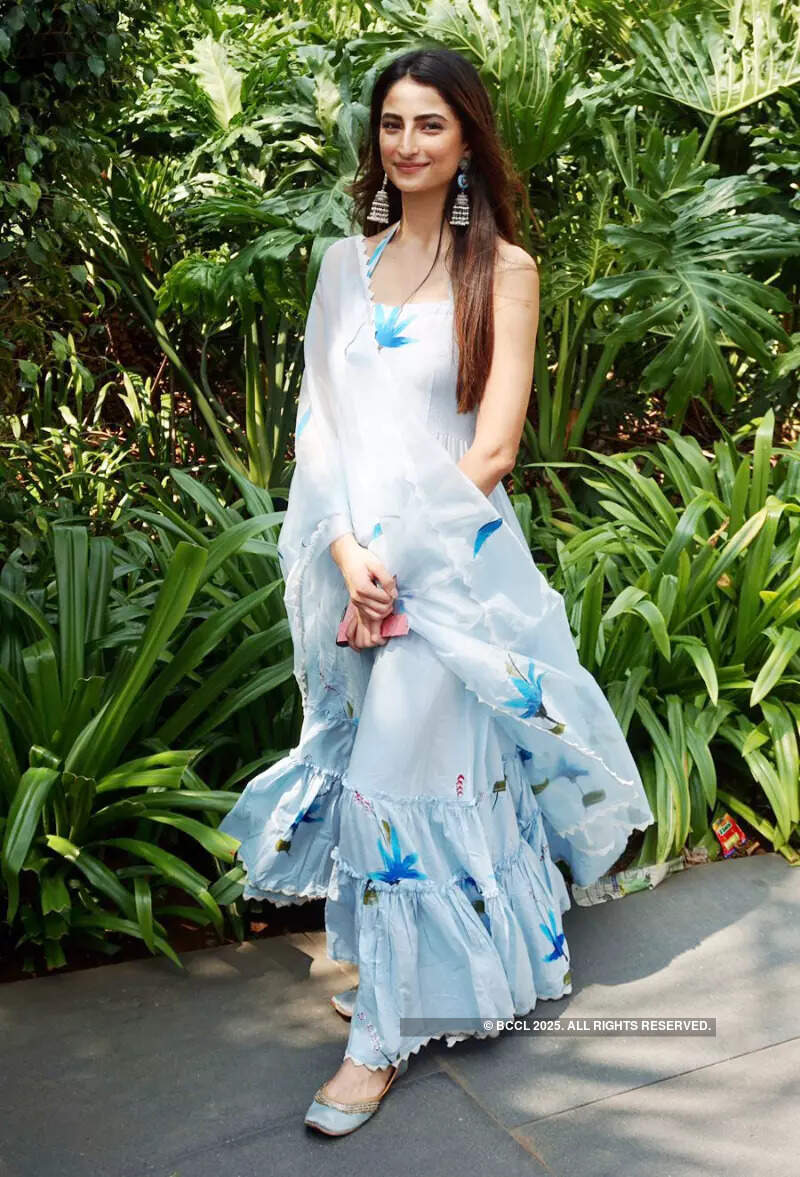 #ETimesSnapped: From Janhvi Kapoor to Palak Tiwari, paparazzi pictures of your favourite celebs