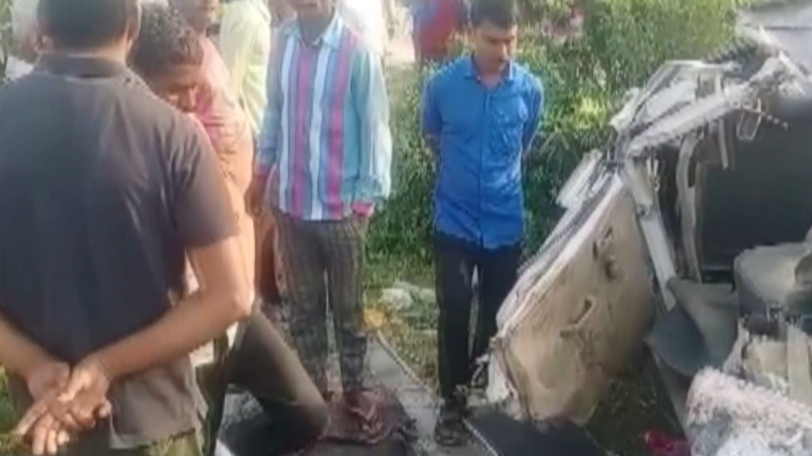 Car collided with electric pole in Prayagraj, 5 dead