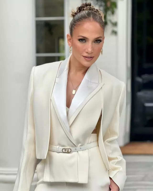 Singer Jennifer Lopez steams up the cyberspace with her bewitching pictures