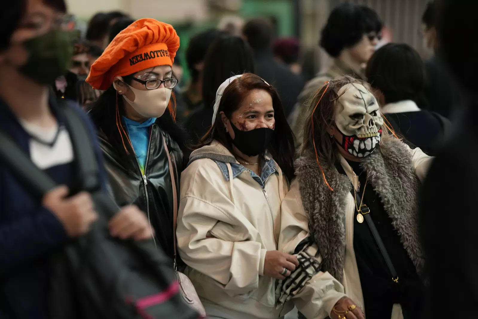 Revelers around the world dress up for Halloween; see pics