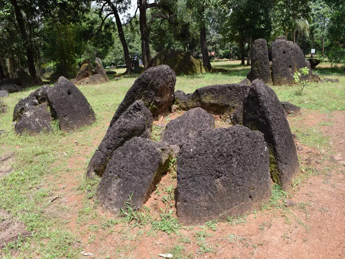 What is the ancient burial site of Kudakkallu Parambu about?