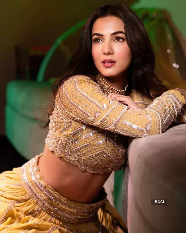 Sonal Chauhan takes the internet by storm with her stylish pictures