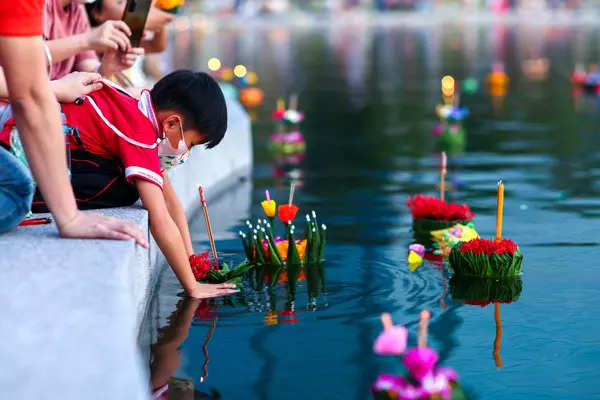 Thailand celebrates floating basket festival