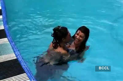 Babes on 'kiss' & 'tell' spree!