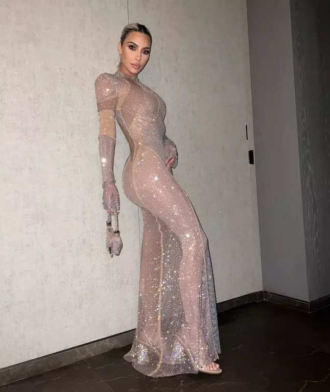 Kim Kardashian captivates fans with her alluring pictures