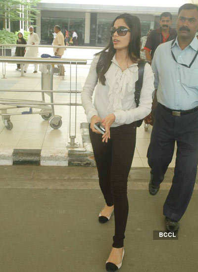 Shilpa Shetty, Freida Pinto spotted @ airport