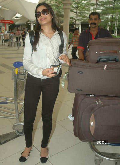 Shilpa Shetty, Freida Pinto spotted @ airport
