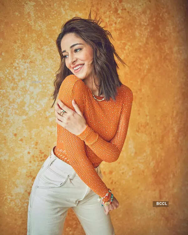 These images of Ananya Panday in midriff-baring outfit will leave you mesmerised!