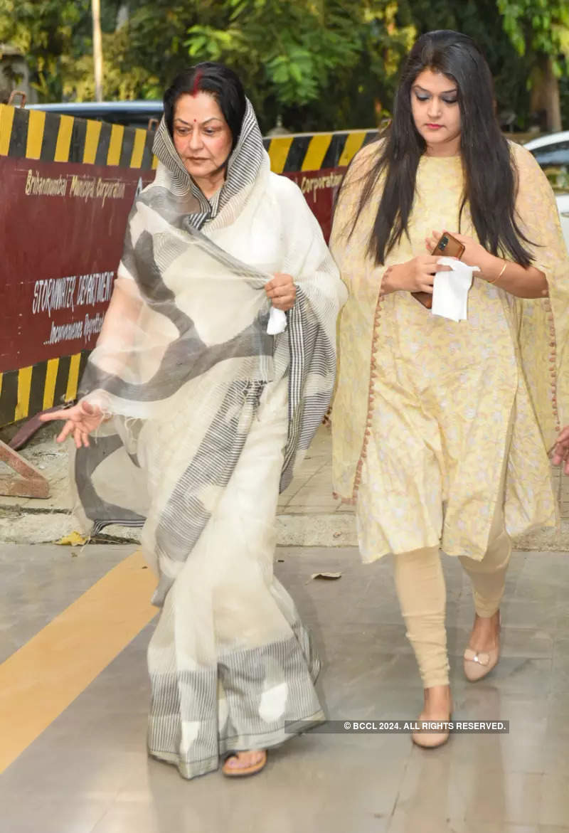 Moushumi Chatterjee, Farah Khan, Johnny Lever, Jaaved Jaaferi and others attend Tabassum’s prayer meet