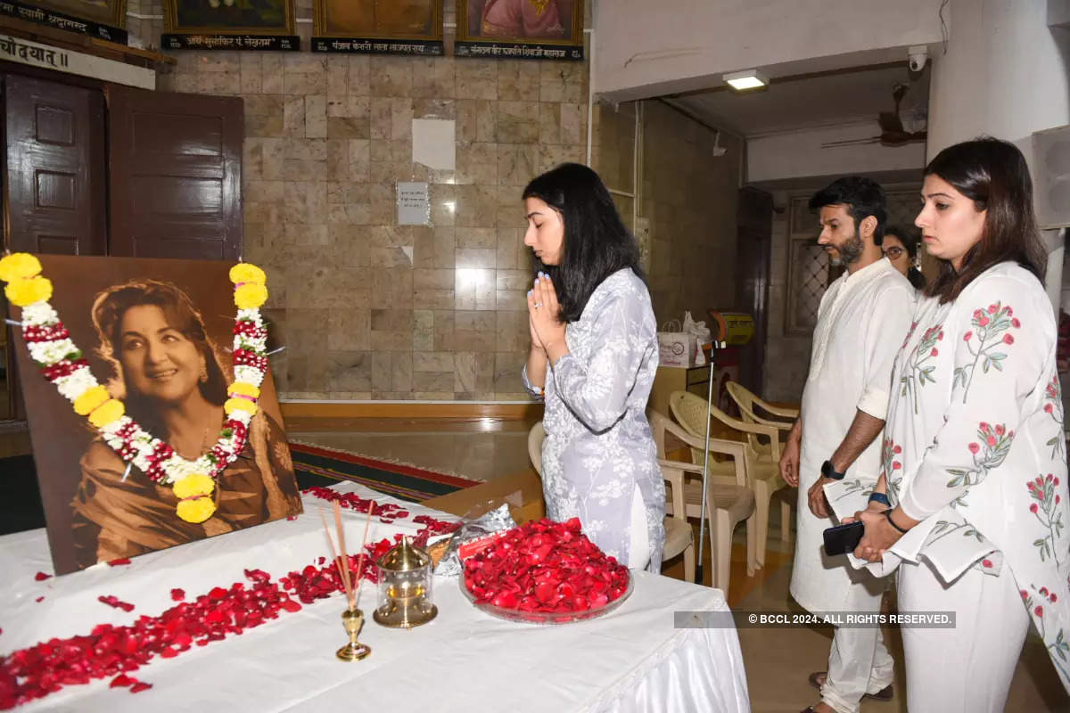Moushumi Chatterjee, Farah Khan, Johnny Lever, Jaaved Jaaferi and others attend Tabassum’s prayer meet