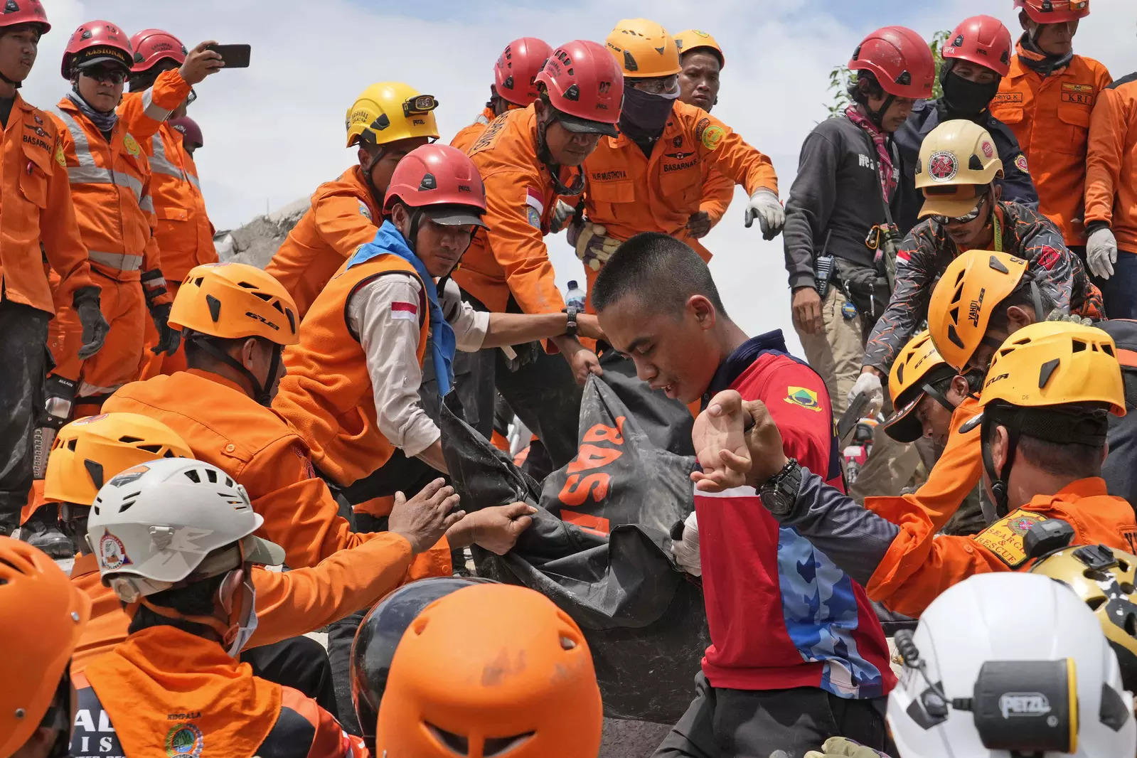 These heart-wrenching images capture earthquake devastation in Indonesia