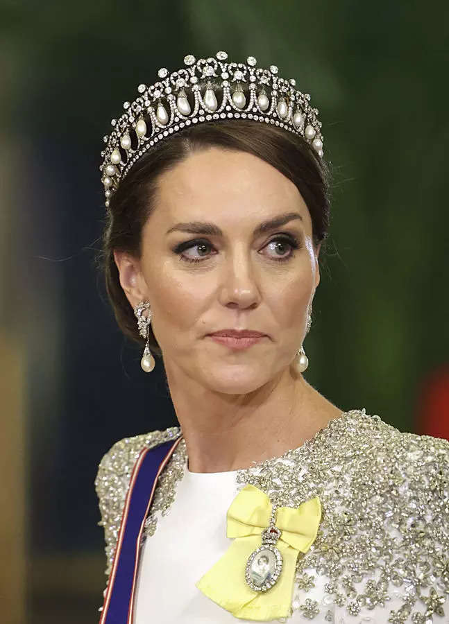 Kate Middleton dazzles in embellished gown and tiara at State Banquet ...
