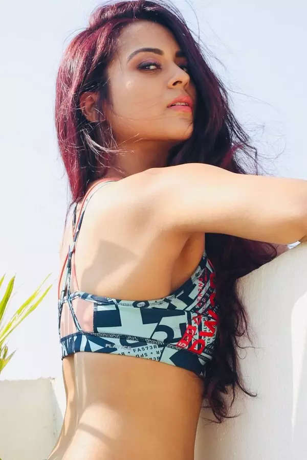 Shah Rukh Khan’s reel life daughter Sana Saeed shakes up the internet with her gorgeous pictures!