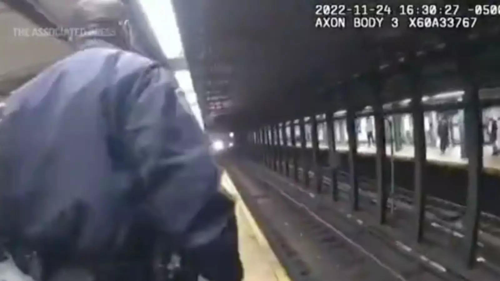 On Cam Nypd Officers Bystander Save Man On Subway Tracks 7963