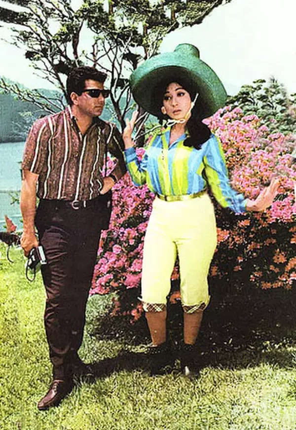 #ETimesTrendsetters: A look at Bollywood's 'He-Man' Dharmendra's finest fashion moments