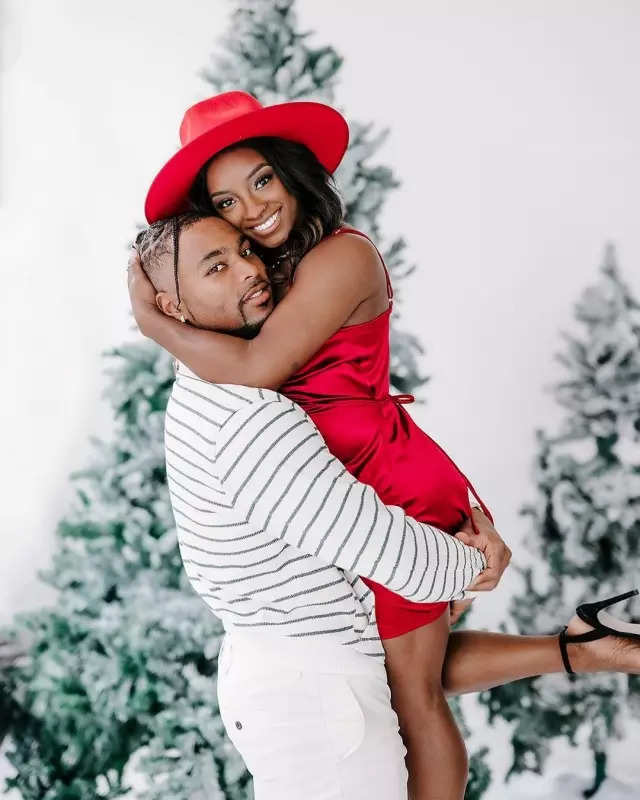 Simone Biles And Jonathan Owens Look So Much In Love As They Pose For ...