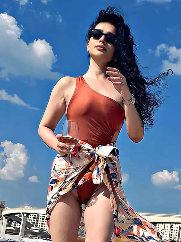 Sukirti Kandpal sets hearts racing as she shares pictures from Dubai holiday