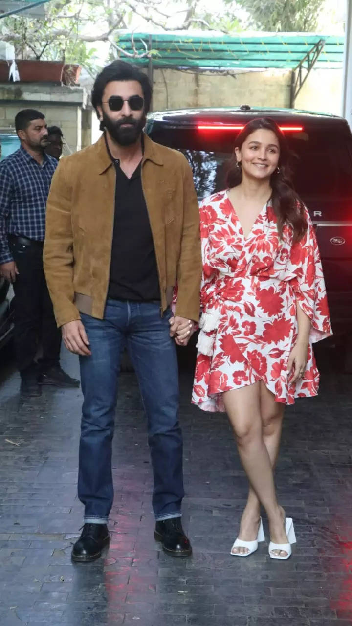 Alia Bhatt and Ranbir Kapoor ace casual chic style in latest PIC