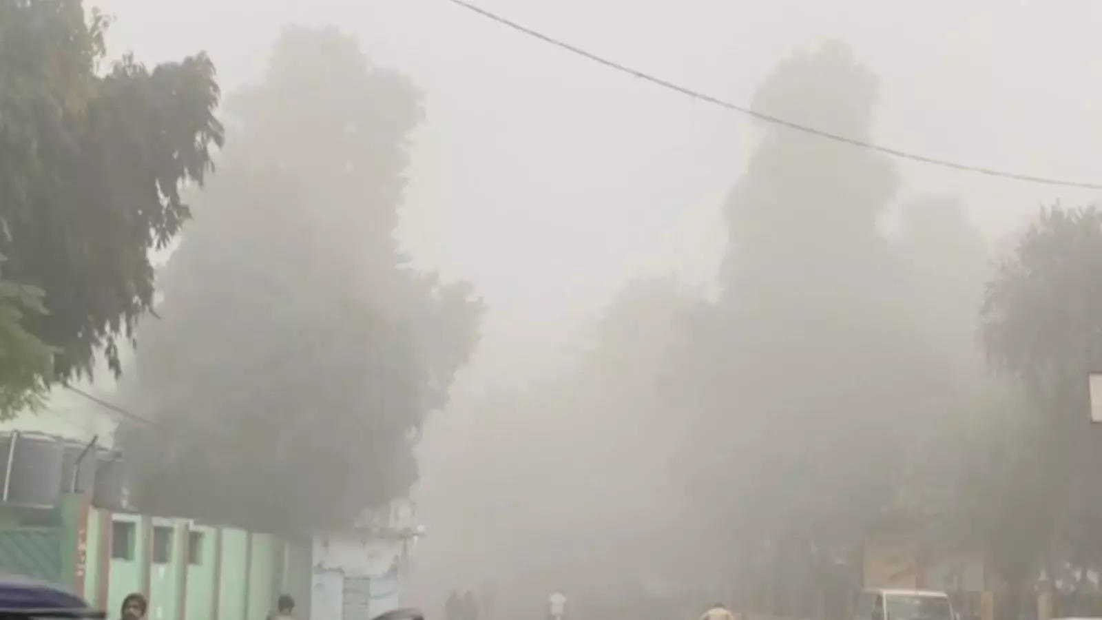 UP: Dense fog grips Moradabad lowering visibility in many areas