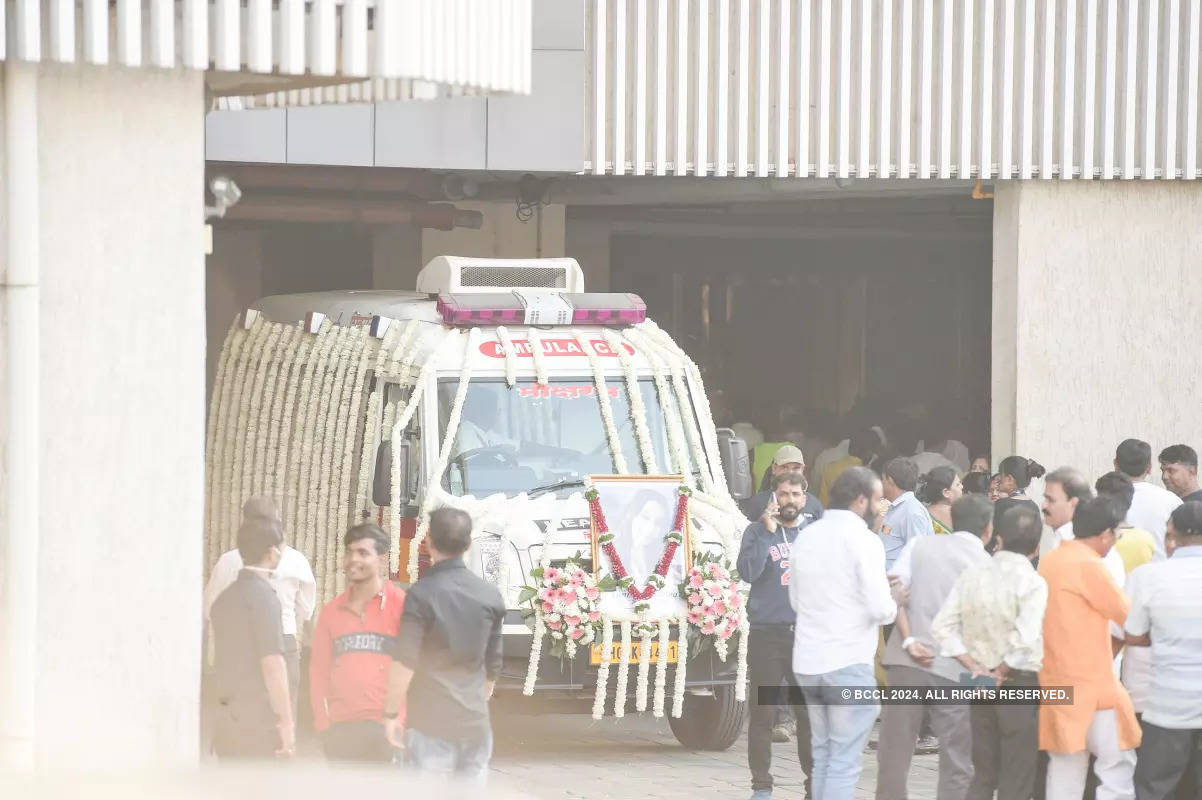 Tunisha Sharma funeral: Ashnoor Kaur, Avneet Kaur and others bid a teary farewell, Vanita Sharma faints at daughter's last rites