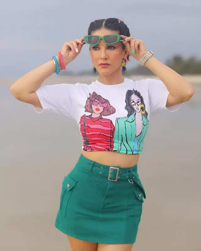 Sunny Leone flaunts her flawless beauty in these trending outfits, glamorous pictures are must-see