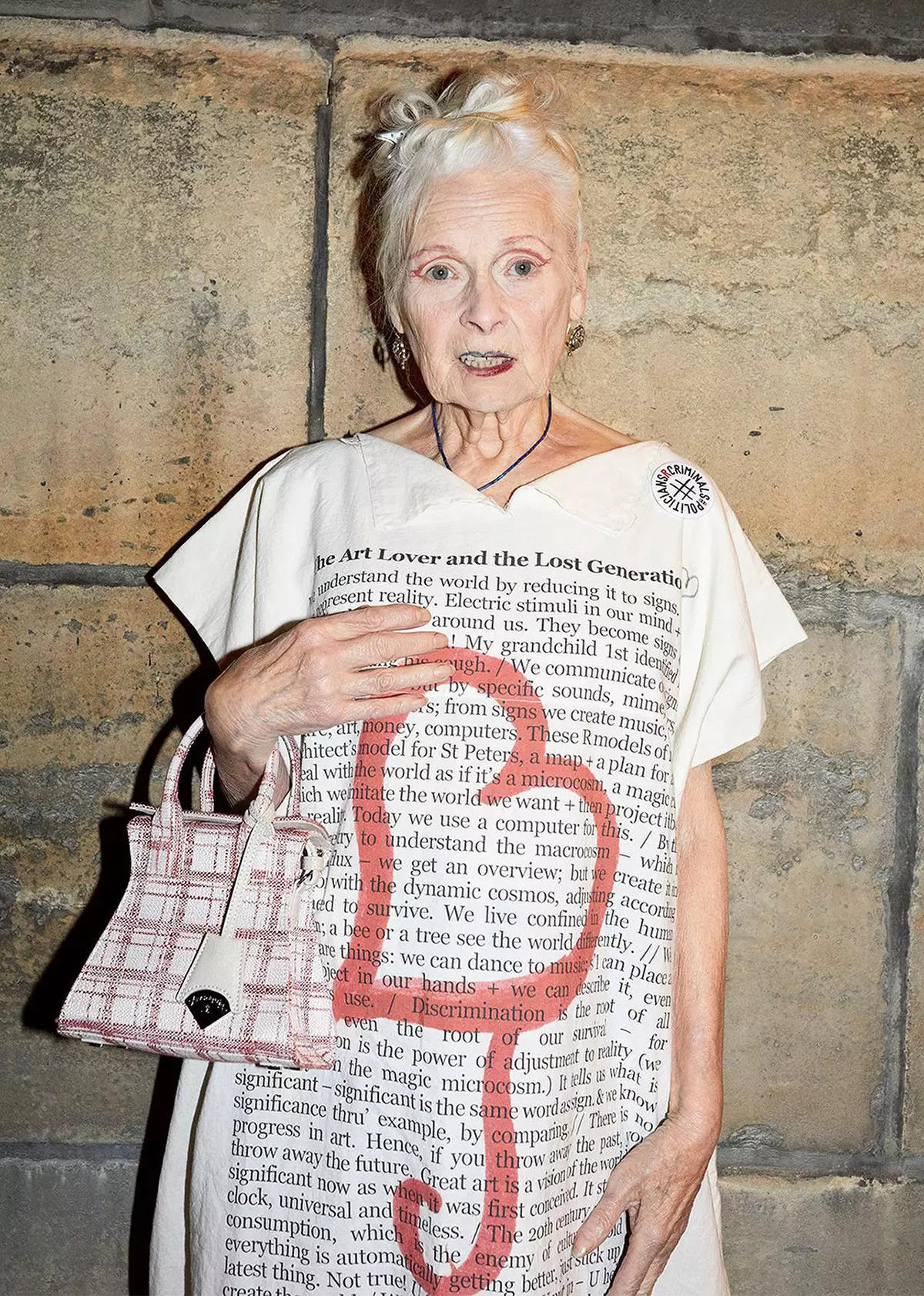 영국의 아이콘 펑크 패션 디자이너 비비안 웨스트우드(Vivienne Westwood)가 81세의 나이로 세상을 떠났습니다.