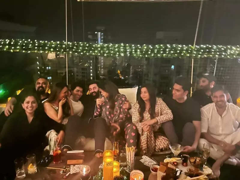 Alia Bhatt rings in New Year with Ranbir Kapoor and close friends, see pictures from her pyjama party