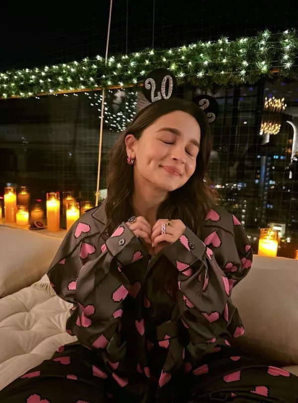 Alia Bhatt rings in New Year with Ranbir Kapoor and close friends, see pictures from her pyjama party