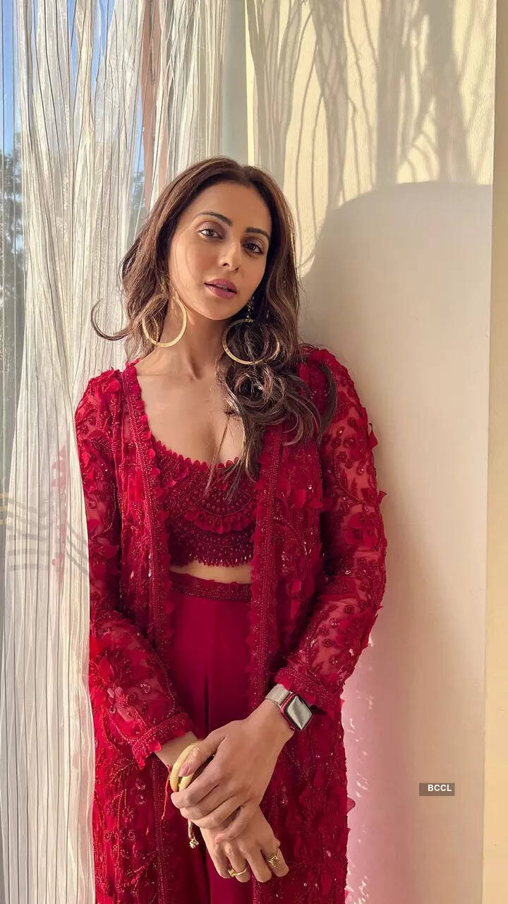 꽃무늬 드레스를 입은 Rakul Preet Singh