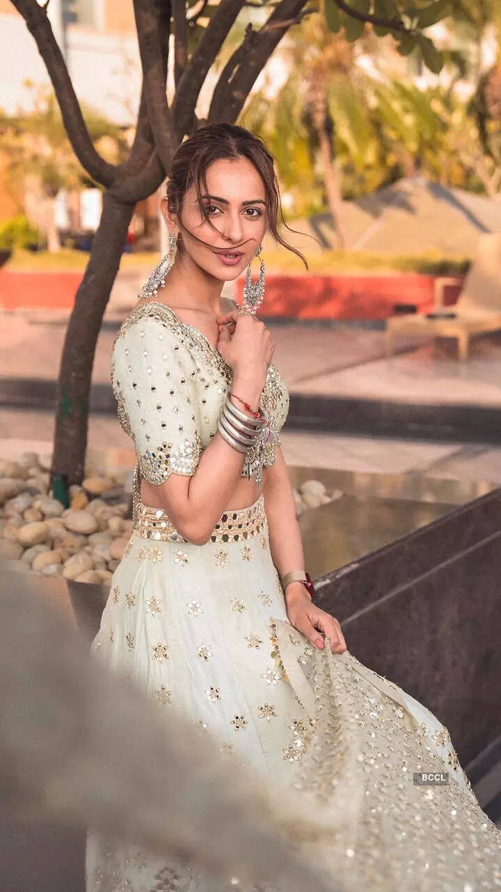 꽃무늬 드레스를 입은 Rakul Preet Singh